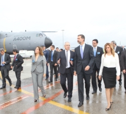 Don Felipe, junto al presidente y consejero delegado de Airbus Military, Domingo Ureña, y la presidenta de la Junta de Andalucía, Susana Díaz, con el 